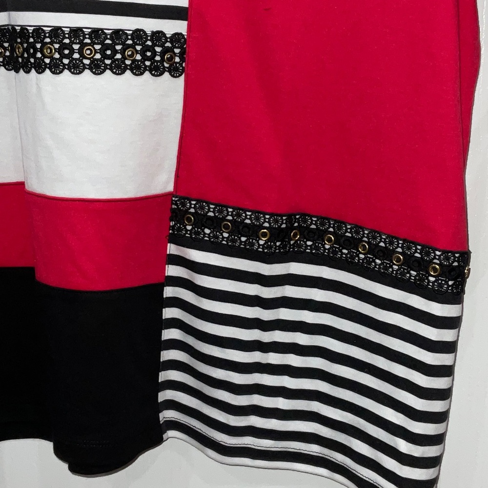 Alfred Dunner Black, White, and Red Patchwork Short Sleeve Top - Picture 4 of 7